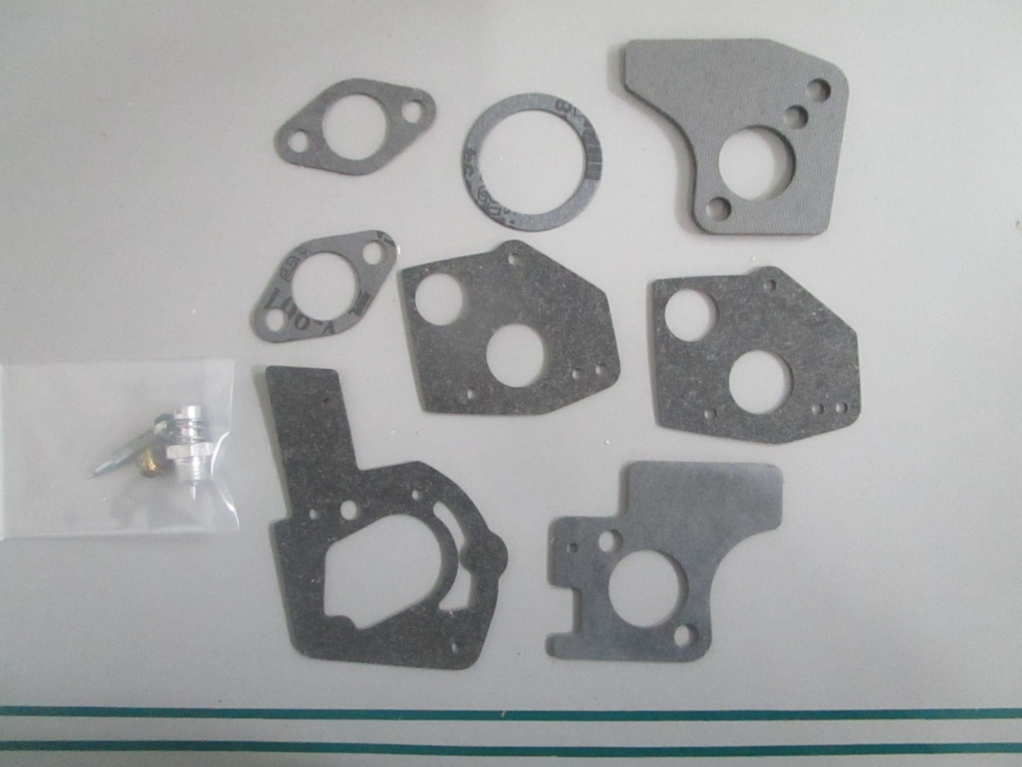 NEW OEM 495606 Briggs & Stratton Carburetor Kit 0820
