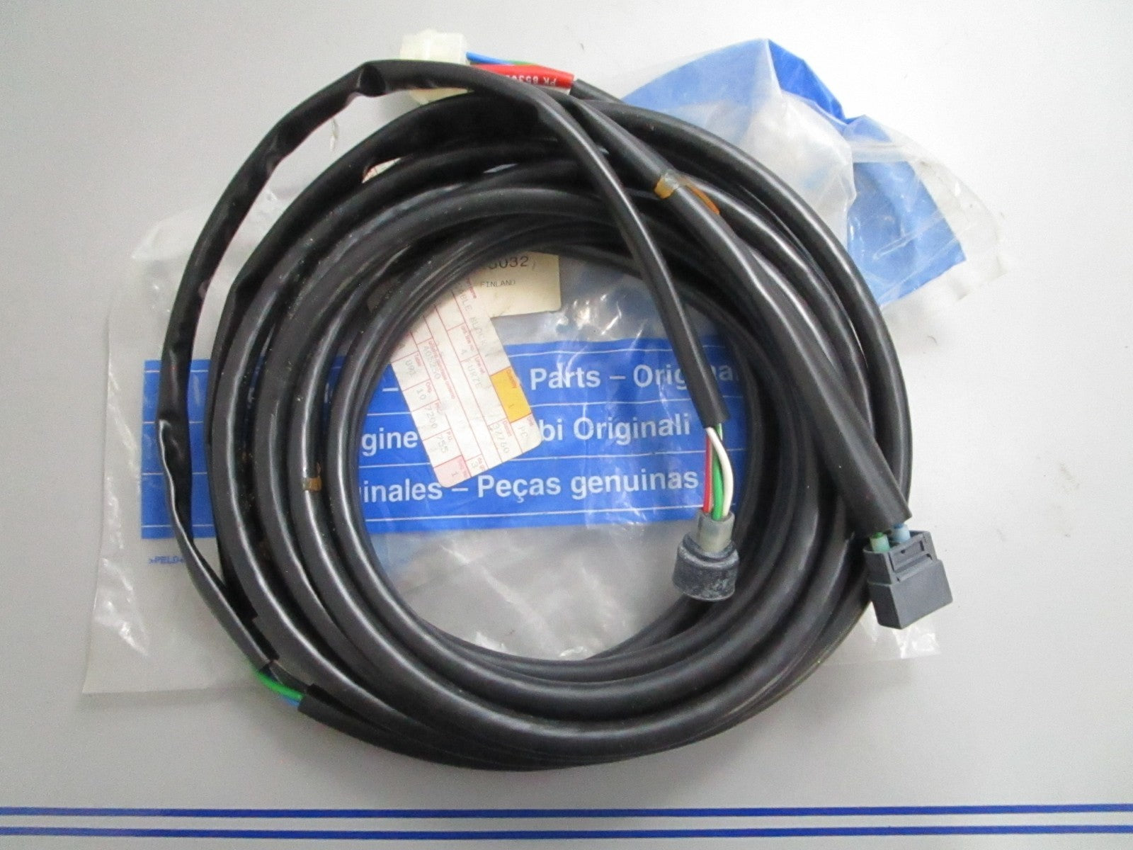 *NEW OEM* 0820 Volvo Penta Harness 853032