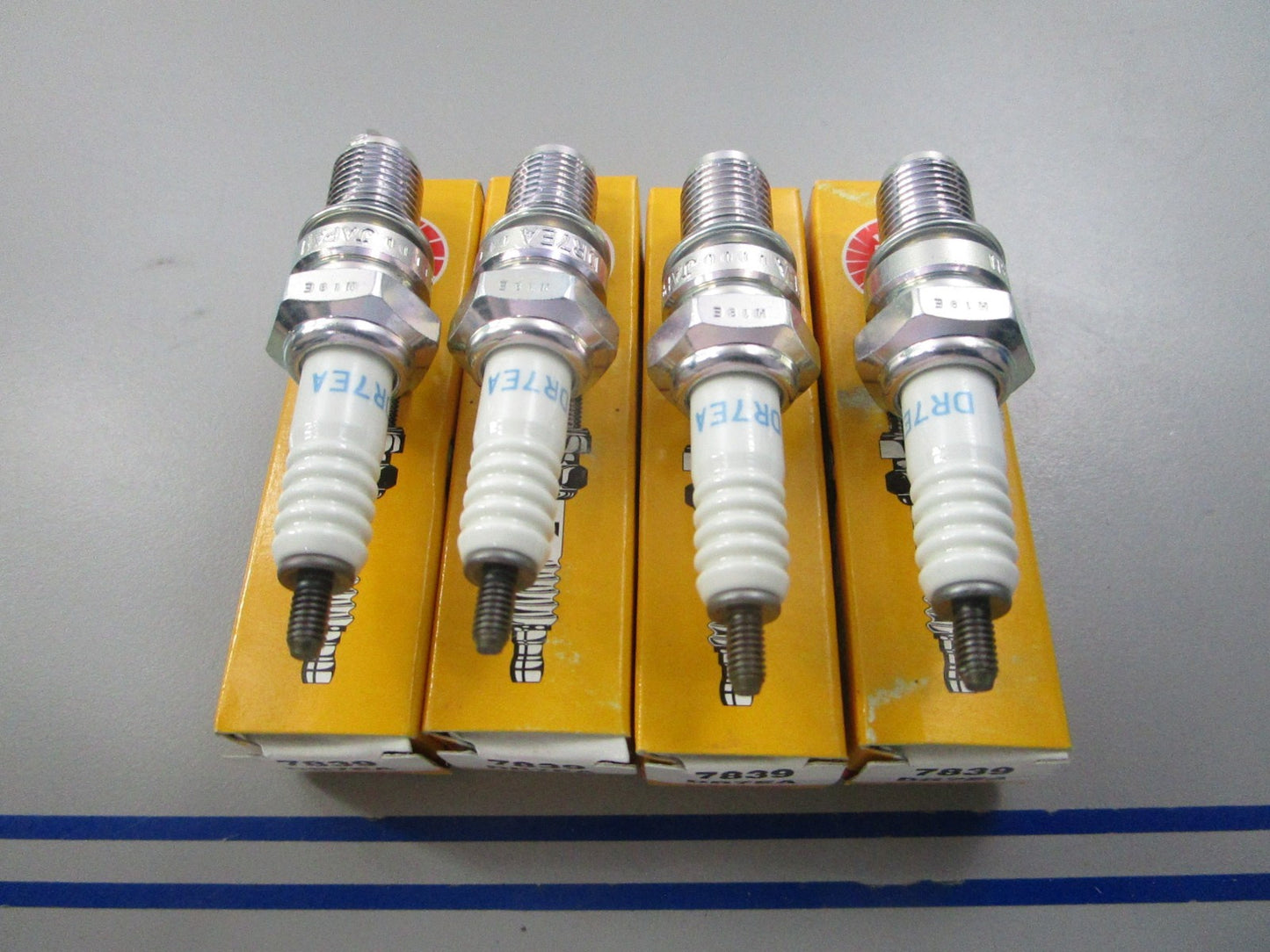 NEW (LOT OF 4) DR7EA NGK Spark Plug 0810