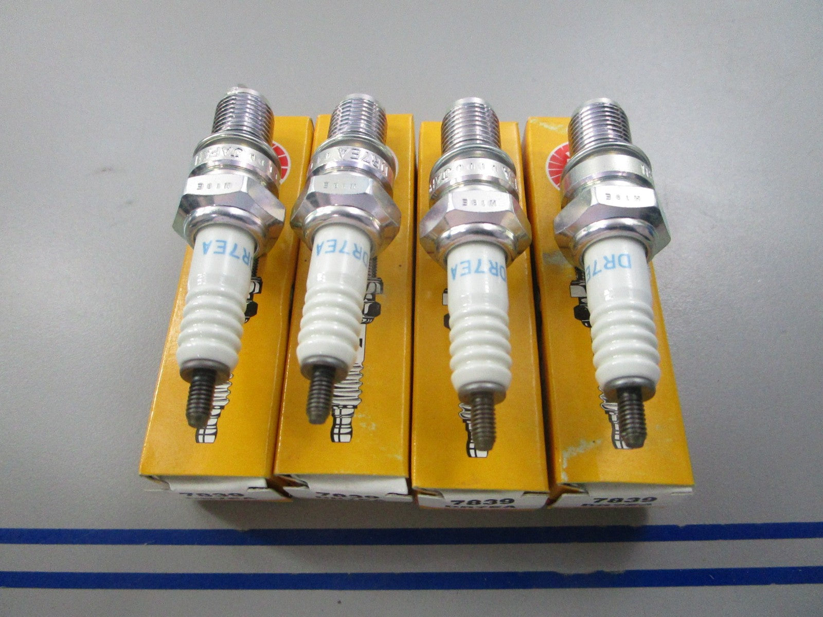 NEW (LOT OF 4) DR7EA NGK Spark Plug 0810