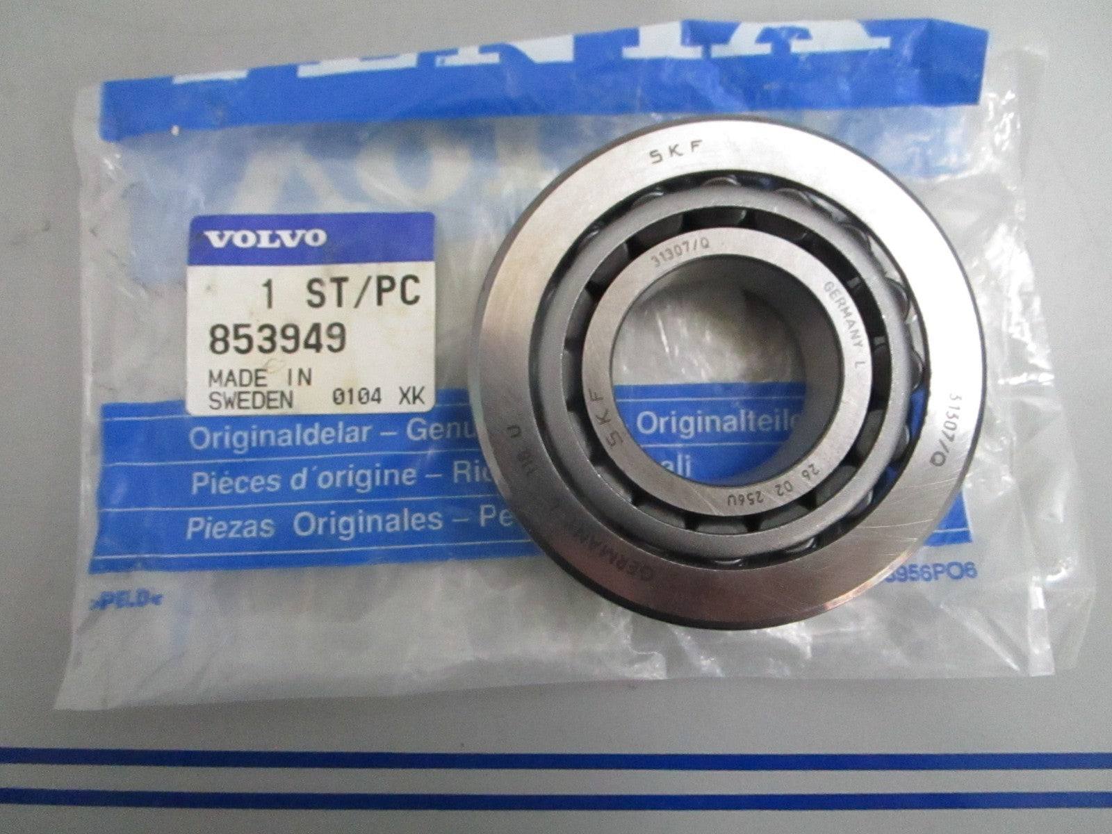 *NEW OEM* 0820 Volvo Penta Roller Bearing 853949