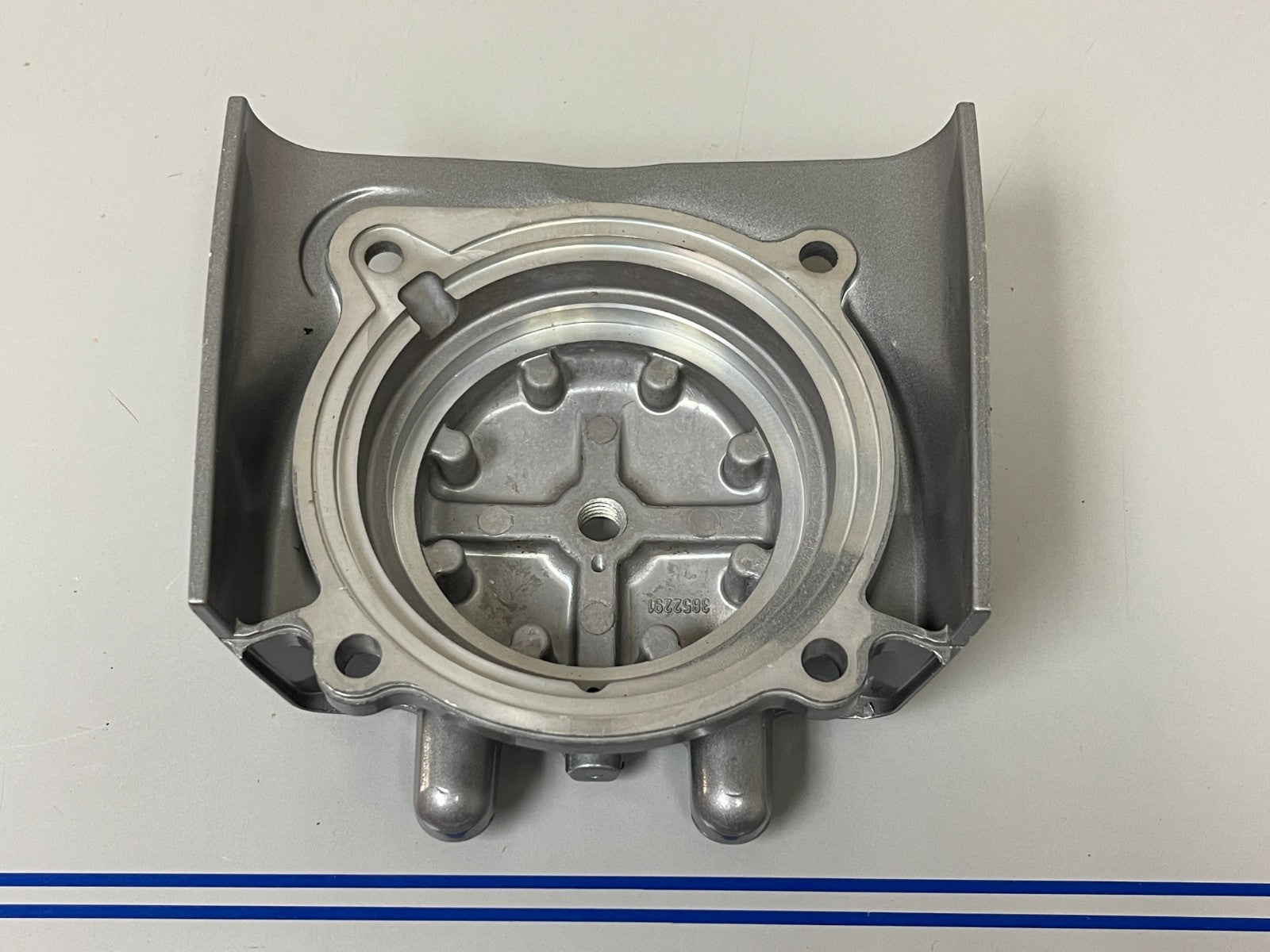 NEW OEM 3854401 3852291 Volvo Penta Upper Gear Bearing Cover 0720