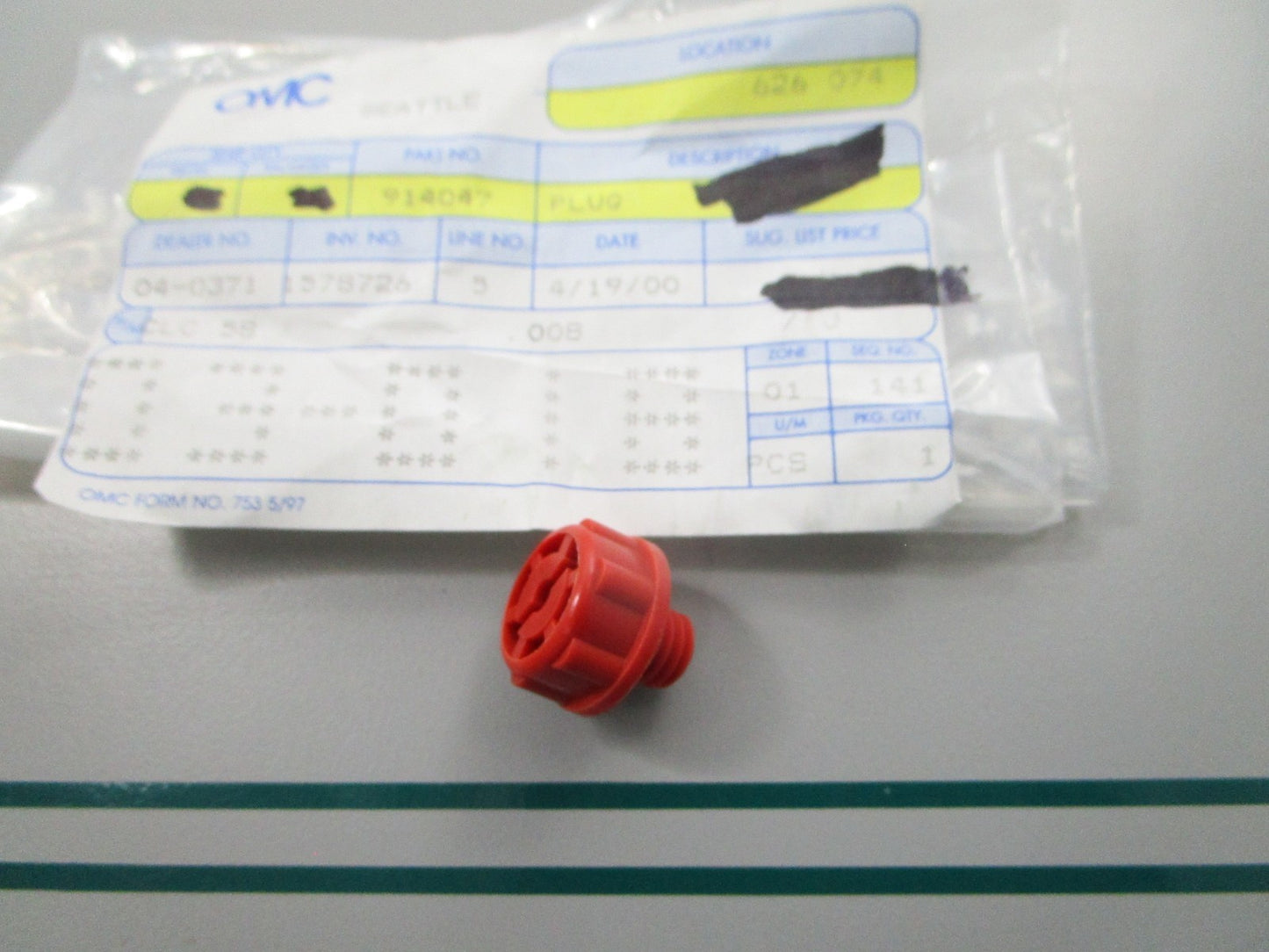 NEW OEM 914047 0914047 OMC Johnson Evinrude Plug 0810