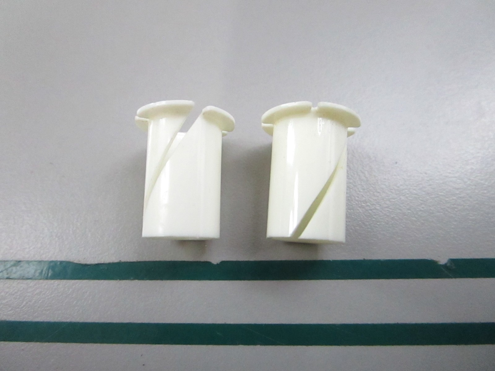 NEW OEM (LOT OF 2) 314137 0314137 OMC Johnson Evinrude Bushing 0810