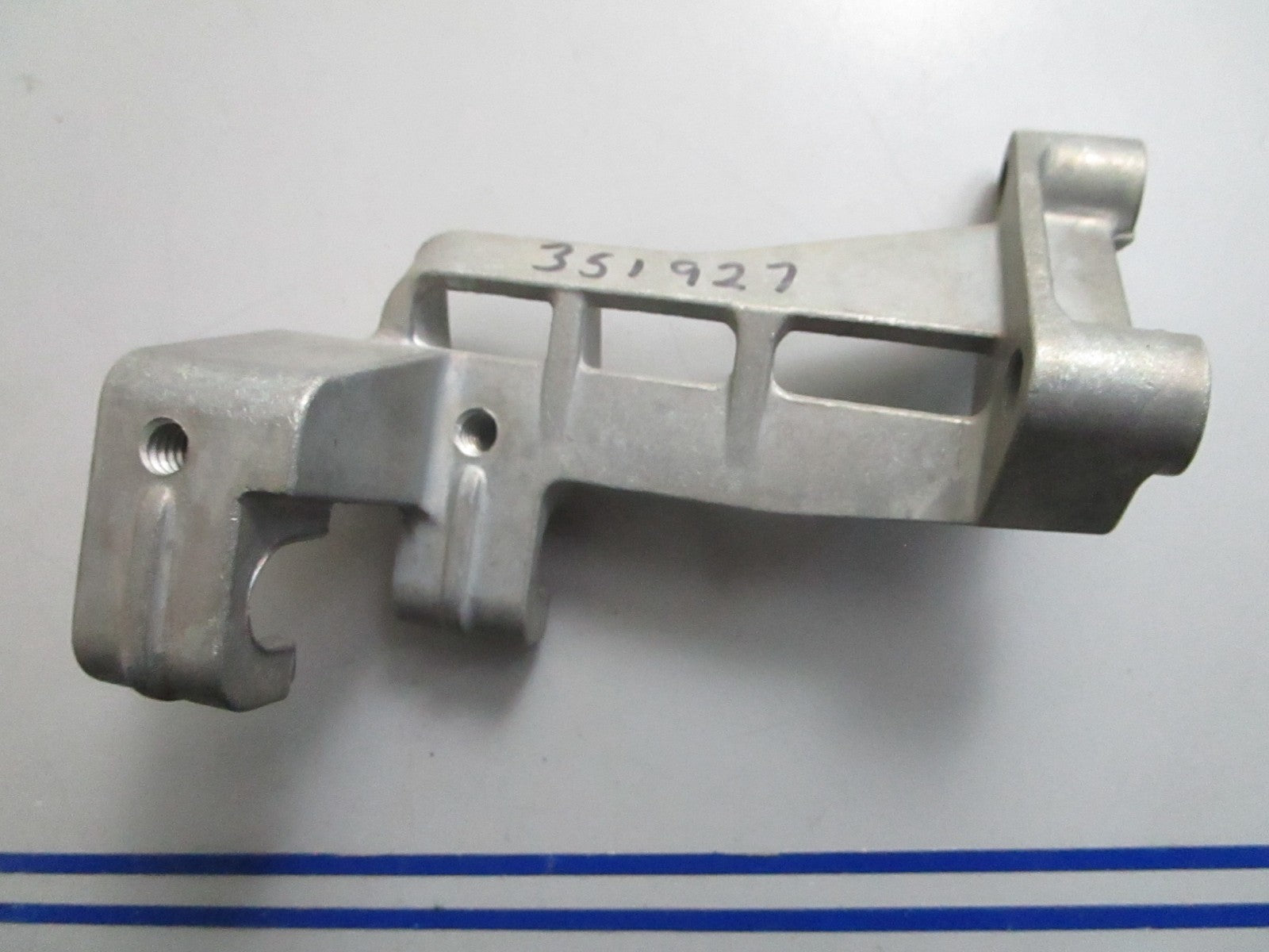 *NEW OEM* 0820 OMC Johnson Evinrude Trunnion Bracket 351927 0351927