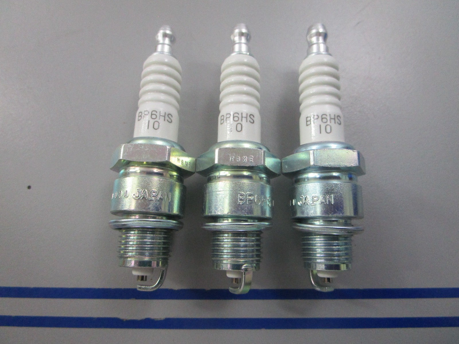 NEW (LOT OF 3) BP6HS-10 NGK Spark Plug 0810