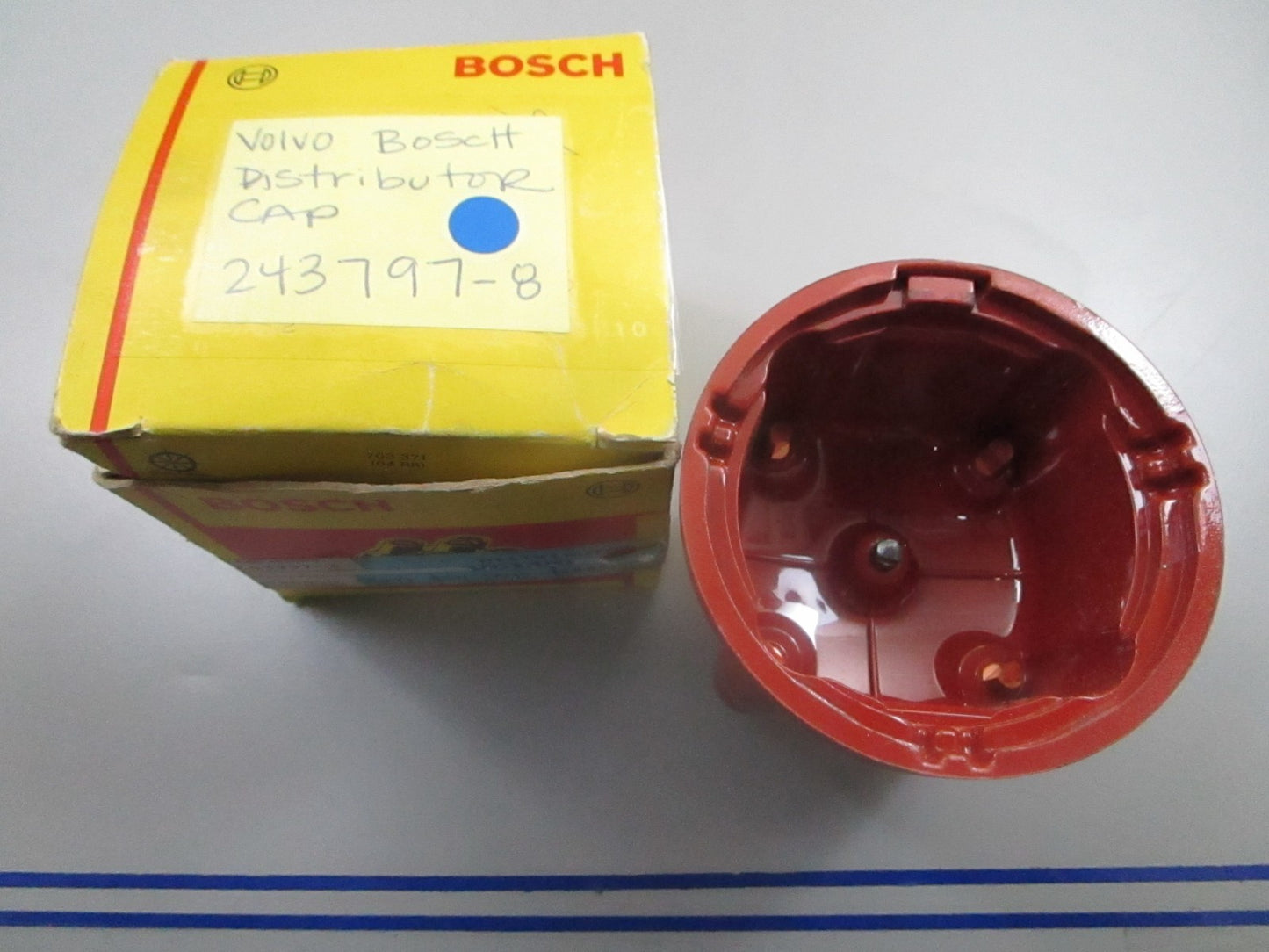*NEW OEM* 0810 Volvo Bosch Distributor Cap 243797-8