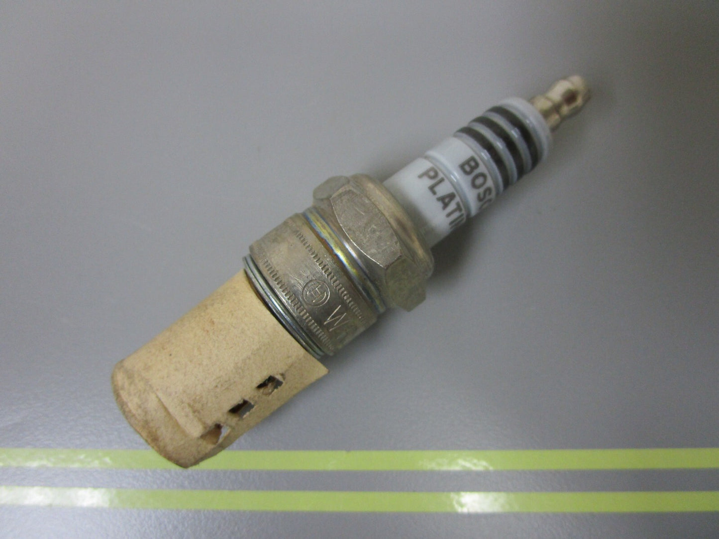 *NEW OEM* 0810 Bosch Platinum Spark Plug WR8CP