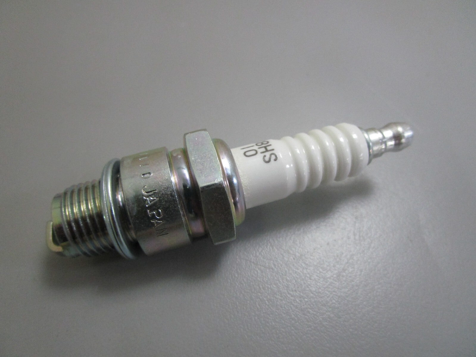 *NEW* (LOT OF 8) 0820 NGK Spark Plug B8HS-10