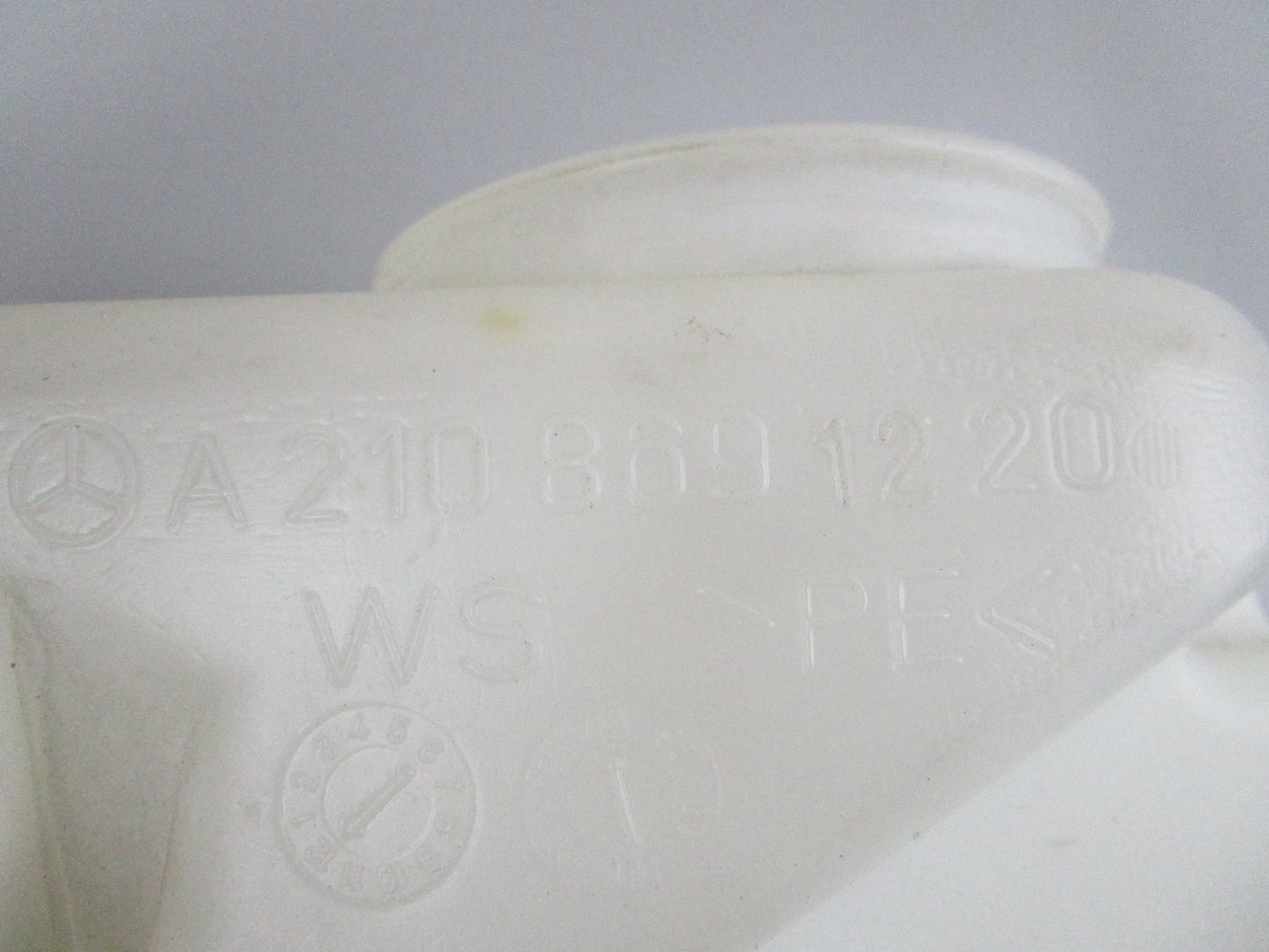 NEW OEM 2108691220 Mercedes-Benz Fluid Reservoir 0810