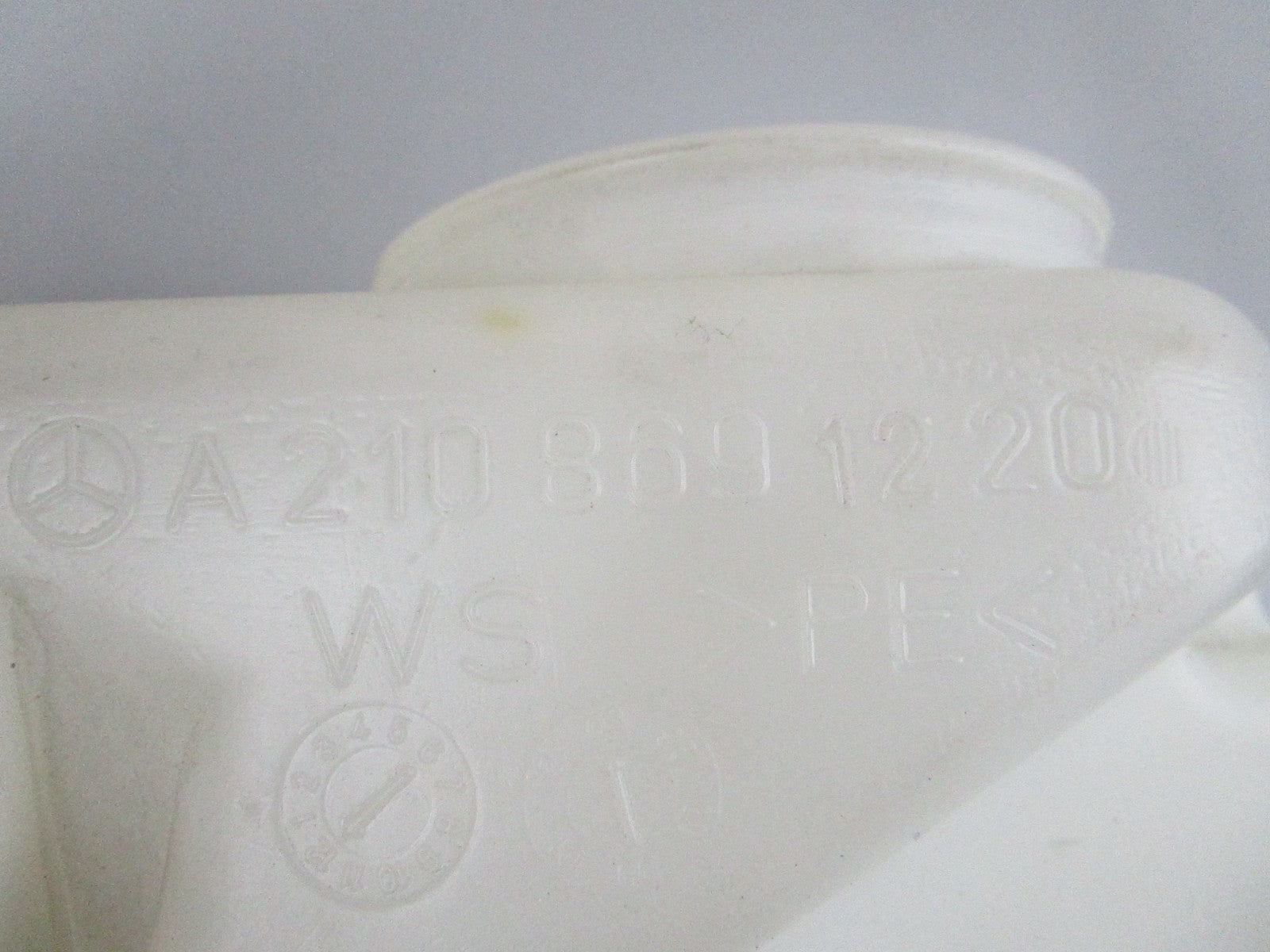 NEW OEM 2108691220 Mercedes-Benz Fluid Reservoir 0810