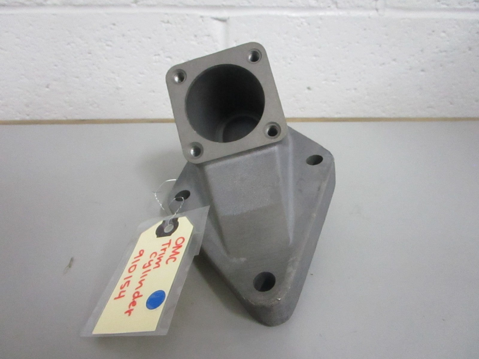 NEW OEM 910154 0910154 OMC Johnson Evinrude Trim Cylinder 0820