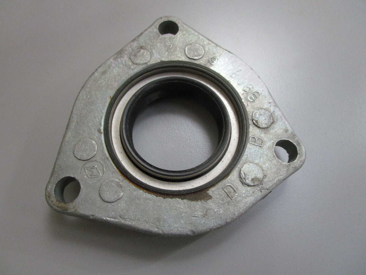 *NEW OEM* 0810 OMC Johnson Evinrude Retainer & Seal 980478 908066