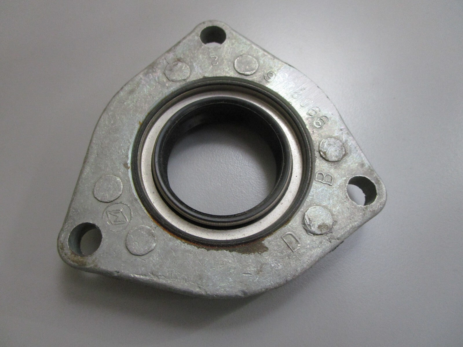 *NEW OEM* 0810 OMC Johnson Evinrude Retainer & Seal 980478 908066