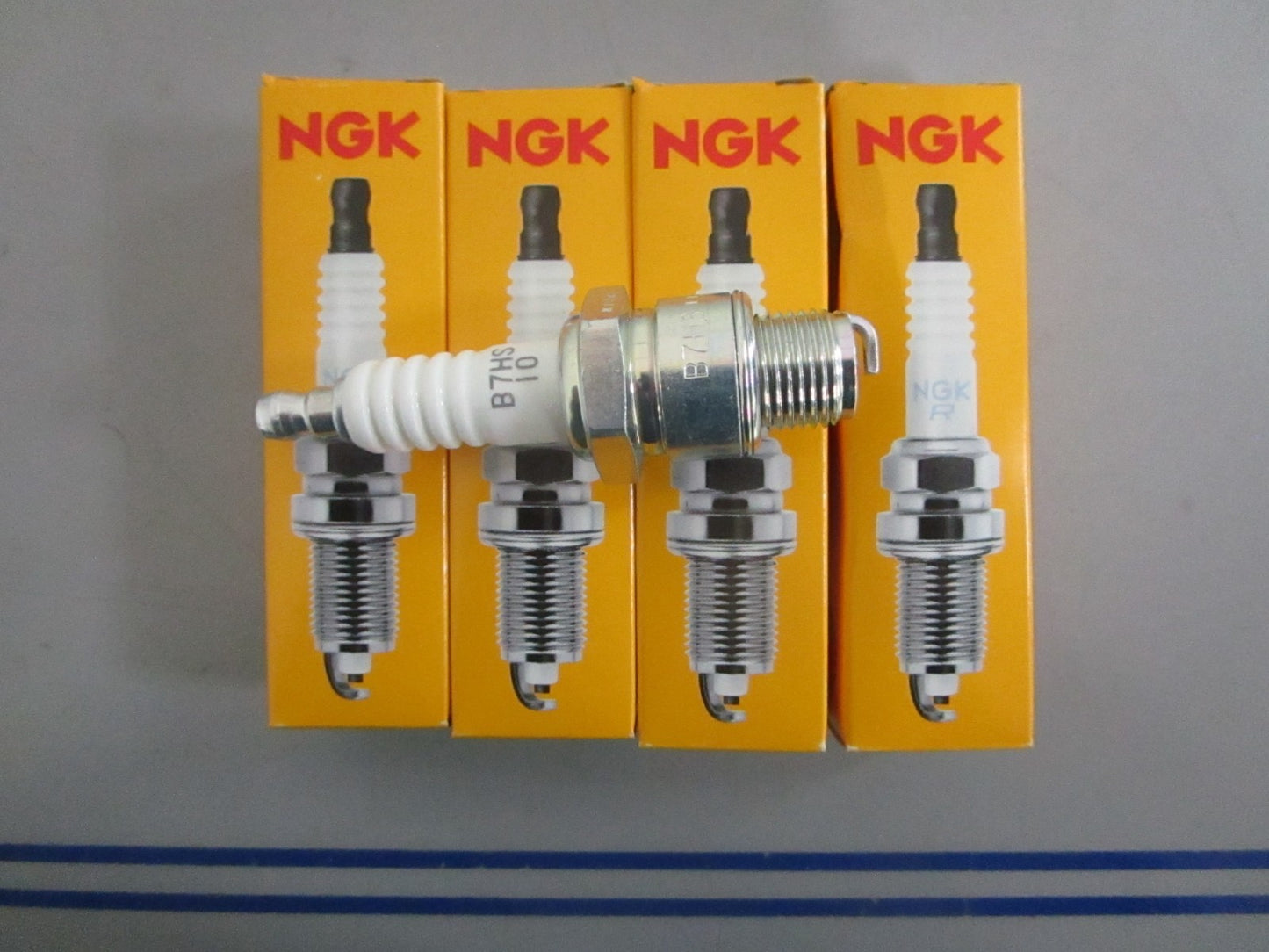 NEW OEM (LOT OF 4) B7HS-10 NGK Spark Plug 0820