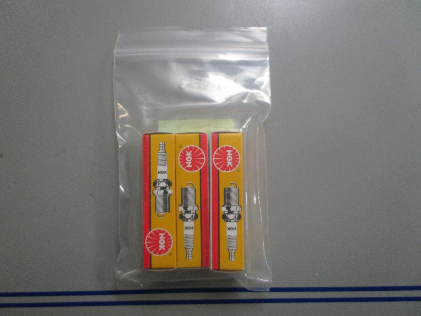 *NEW* (LOT OF 3) 0810 NGK Spark Plug CR9EB