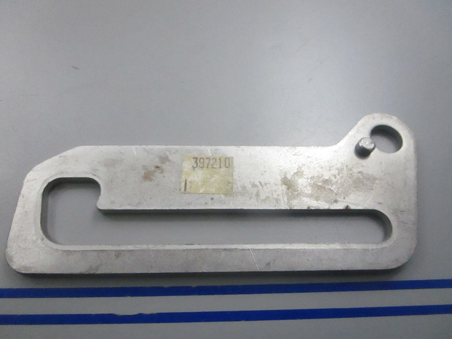 NEW OEM 397210 0397210 OMC Johnson Evinrude Bracket 0810