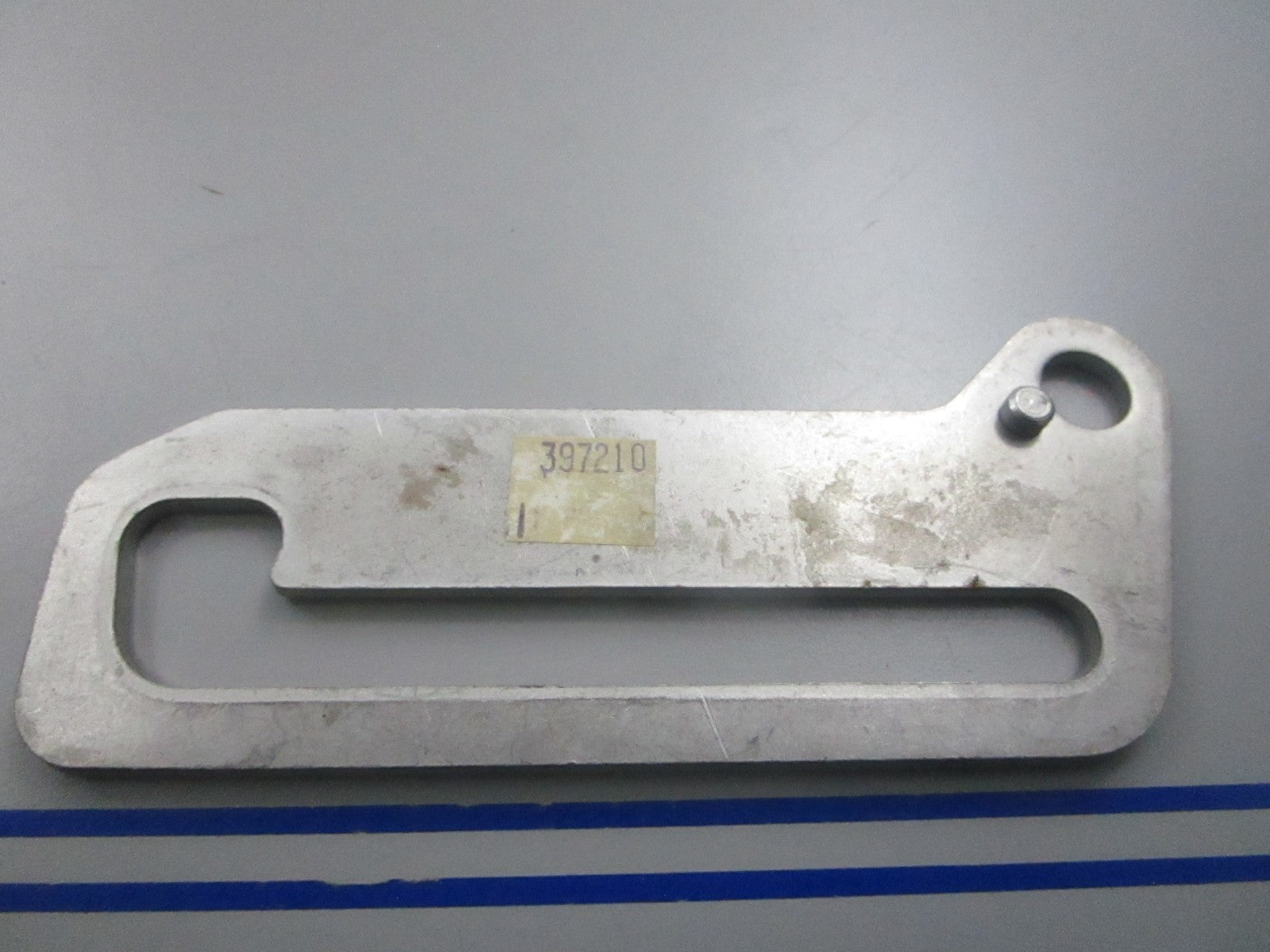 NEW OEM 397210 0397210 OMC Johnson Evinrude Bracket 0810