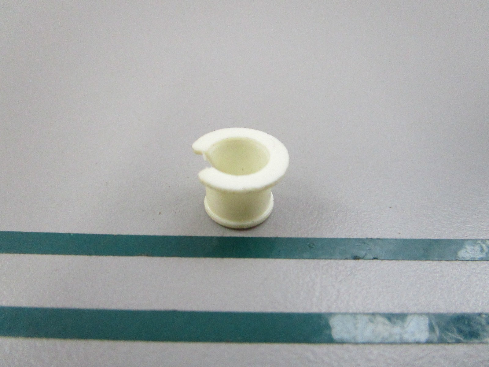 NEW OEM 318590 0318590 OMC Johnson Evinrude Bushing 0810