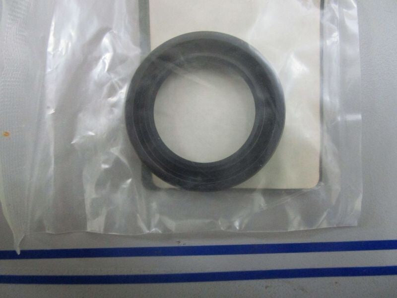 *NEW OEM* 0770 OMC Johnson Evinrude Oil Seal 5030547 05030547
