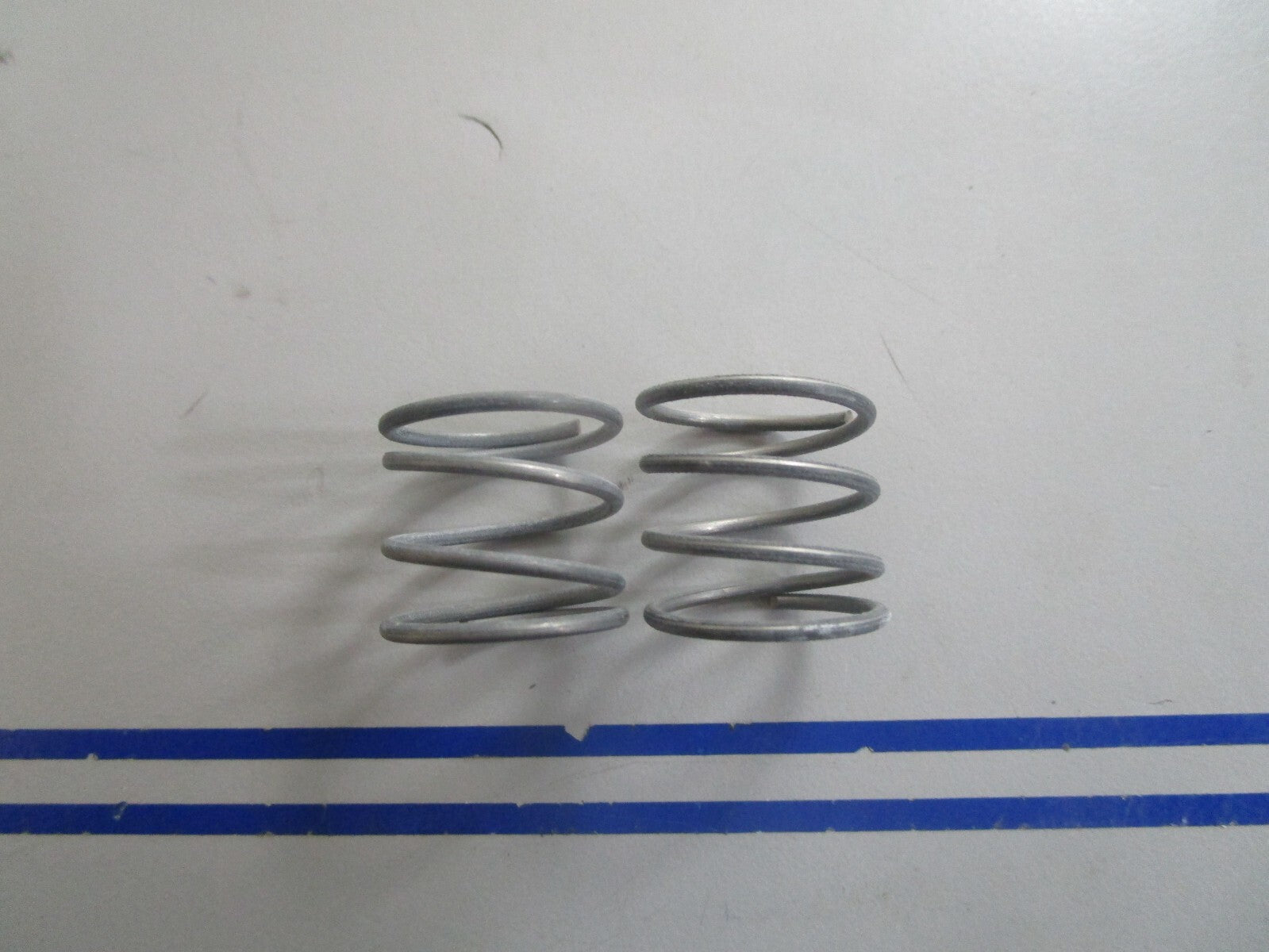 *NEW OEM* (LOT OF 2) 0770 OMC Johnson Evinrude Spring 309890 0309890