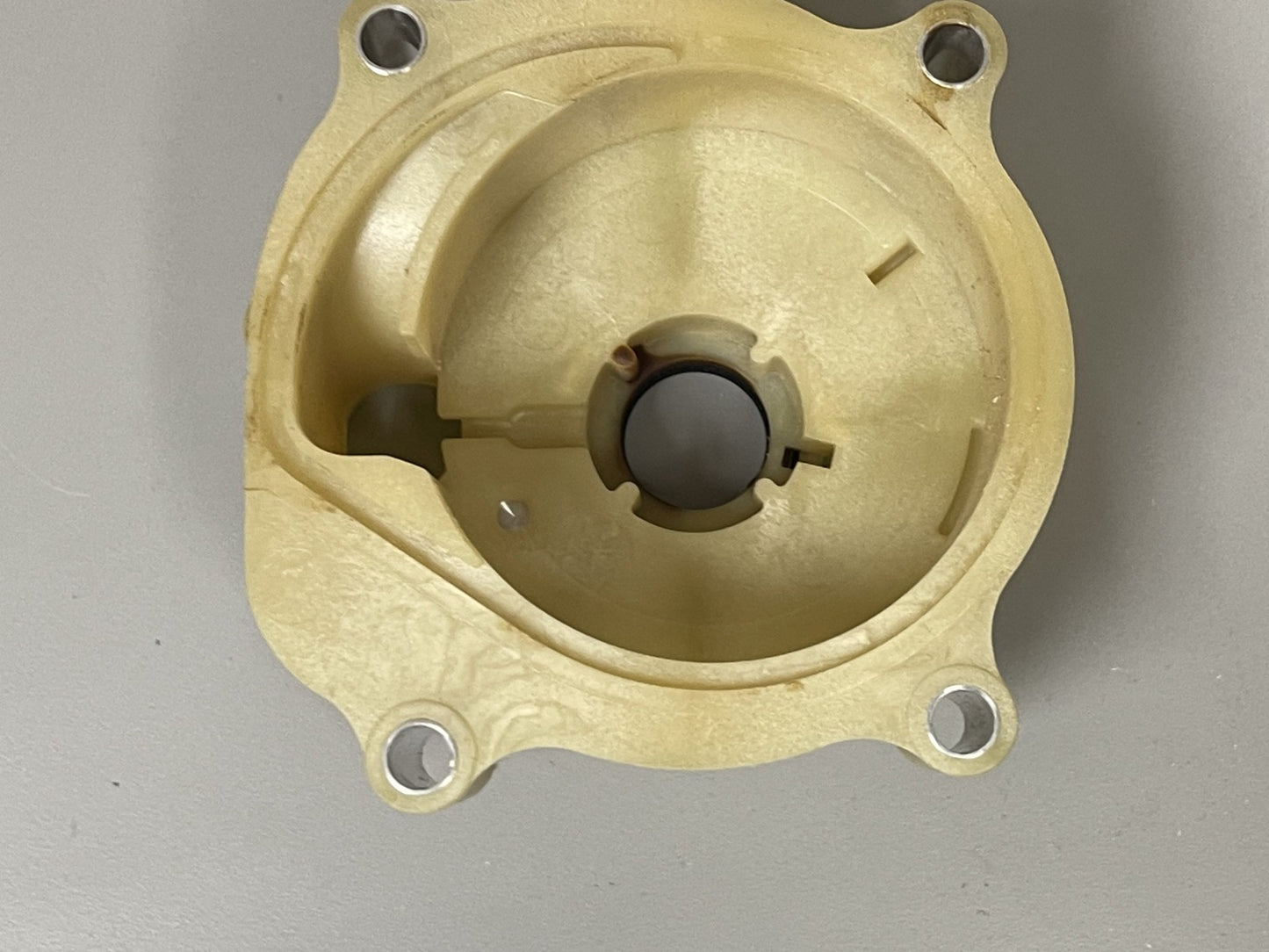 NEW OEM 393508 Johnson Evinrude Water Pump Housing 0670