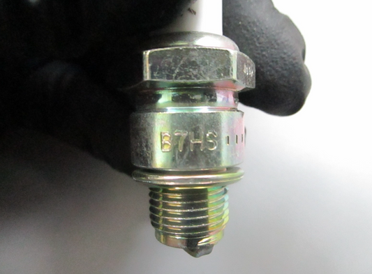 *NEW* 0810 NGK Spark Plug B7HS