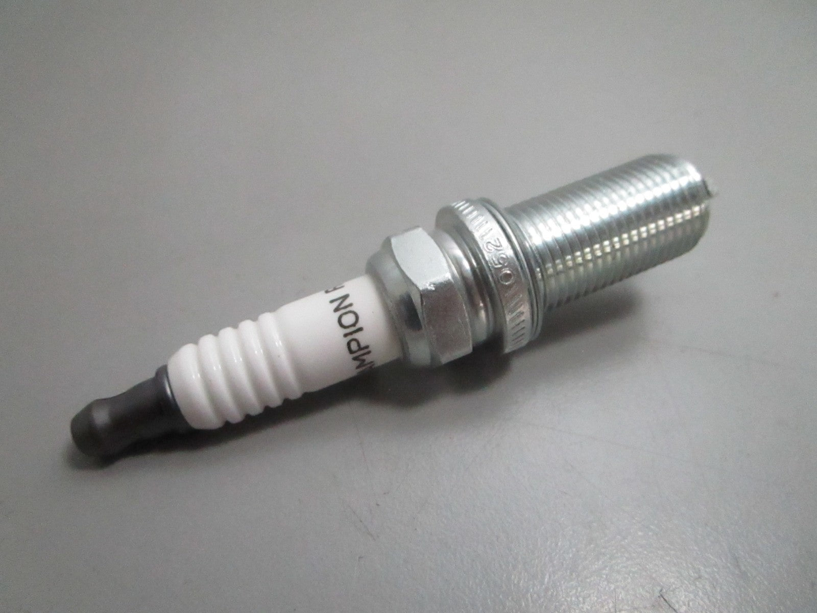 *NEW* (LOT OF 8) 0820 Champion Spark Plug REC10YC4