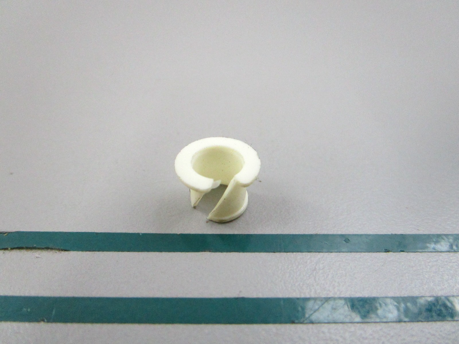 NEW OEM 318590 0318590 OMC Johnson Evinrude Bushing 0810