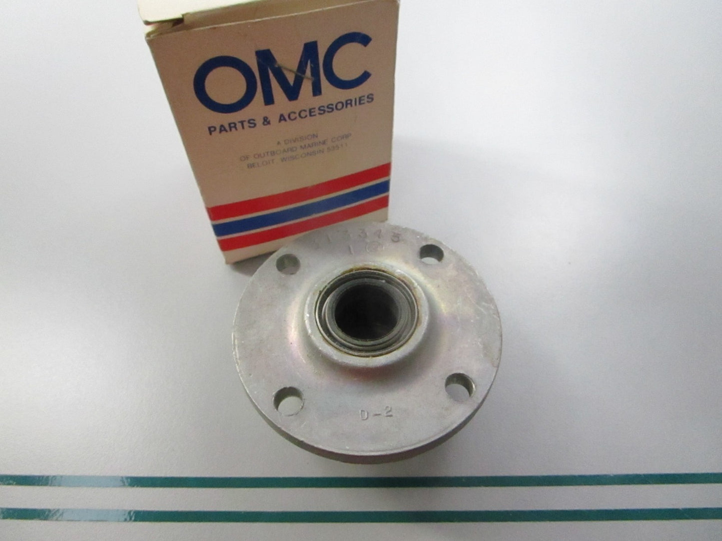 NEW OEM 383119 0383119 OMC Johnson Evinrude Bearing Housing & Seal Ay 0810