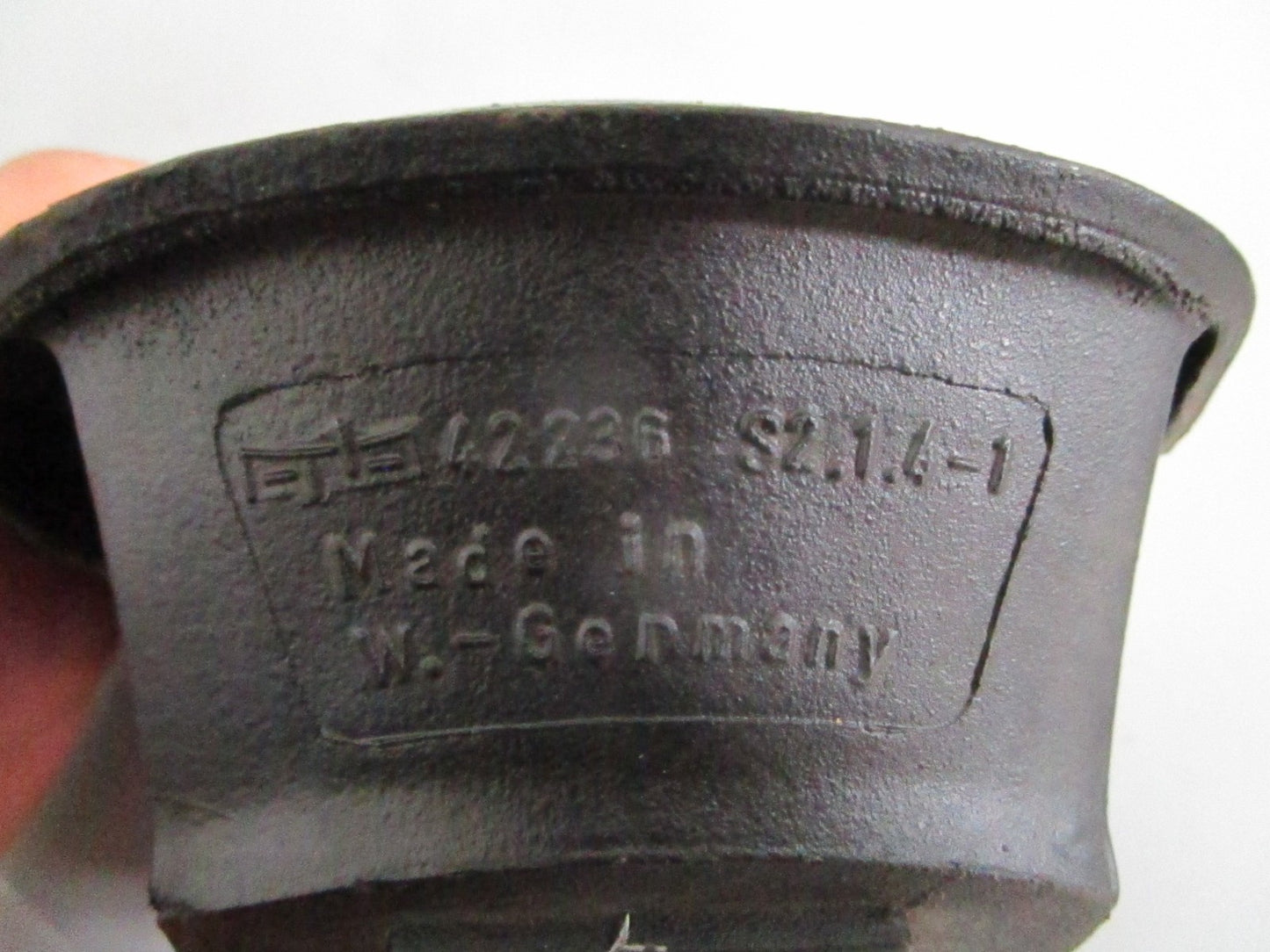 NEW OEM 1152410813 Mercedes-Benz Engine Mount 0820
