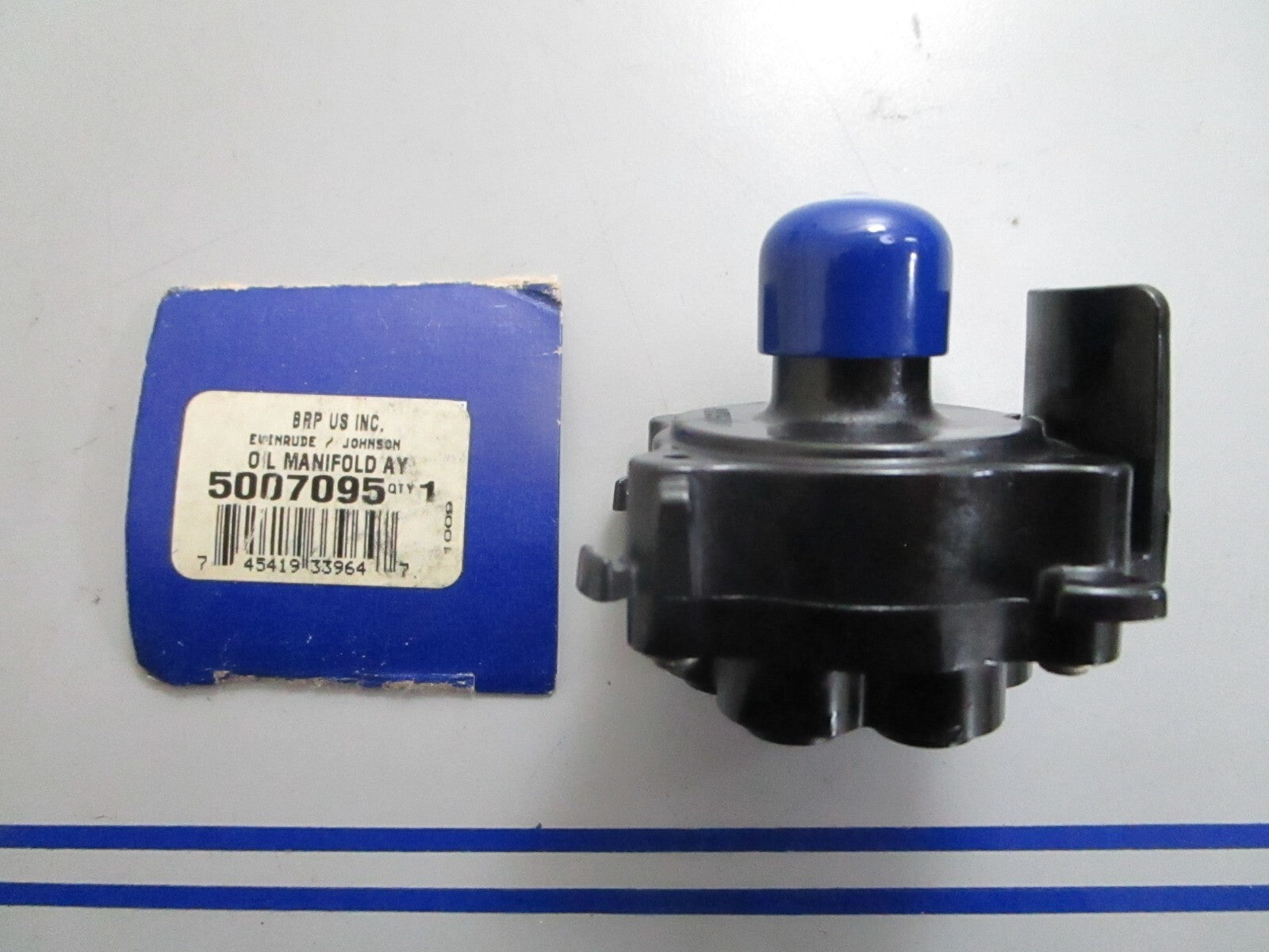 *NEW OEM* 0820 OMC Johnson Evinrude Oil Manifold Ay 5007095