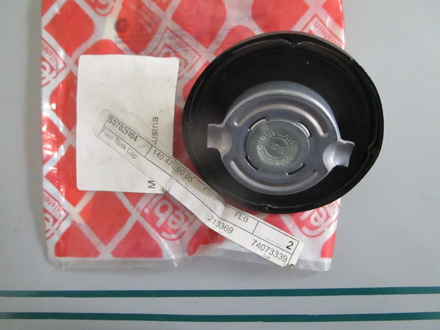 NEW OEM 1404700005 Mercedes-Benz Fuel Tank Cap 0820