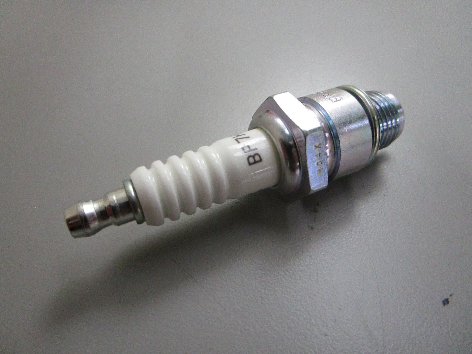 *NEW* 0810 NGK Spark Plug BP7HS