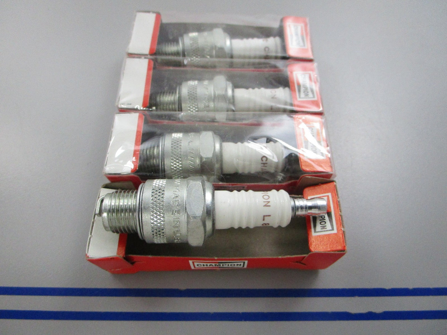 NEW (LOT OF 4) L86C Champion Spark Plug 0810