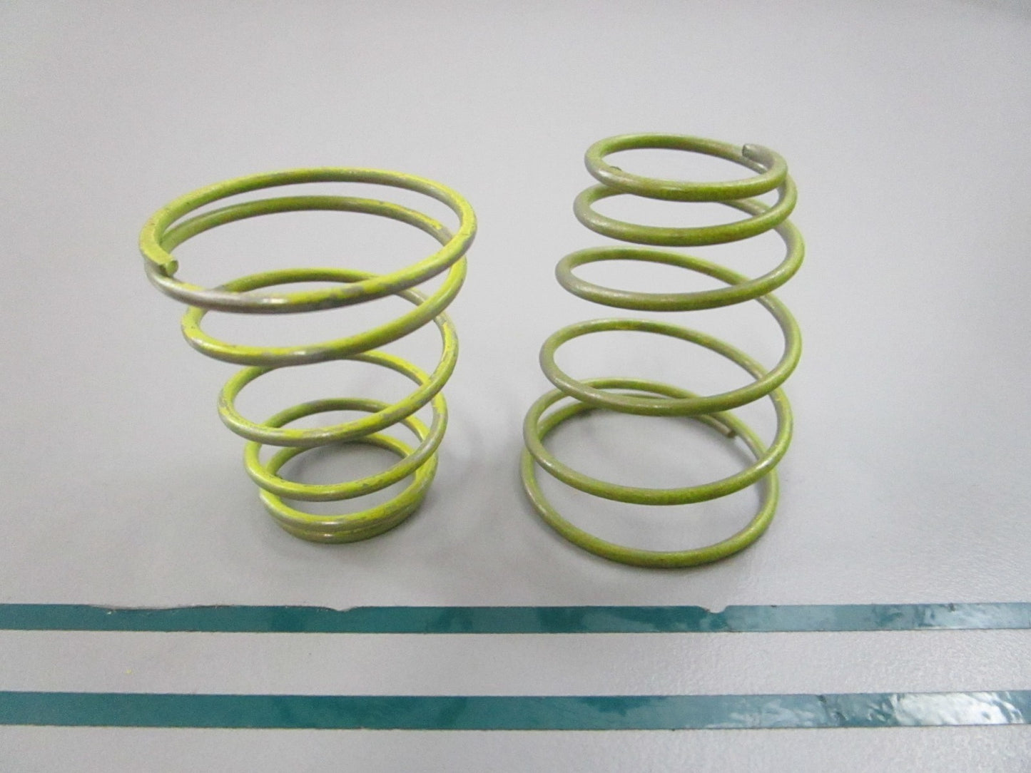 NEW OEM (LOT OF 2) 343977 0343977 OMC Johnson Evinrude Spring 0810