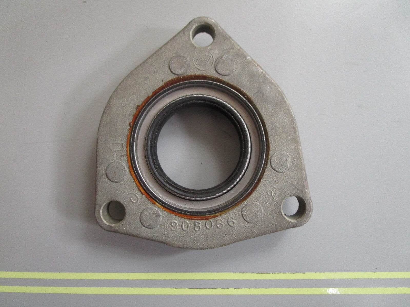 *NEW OEM* 0810 OMC Johnson Evinrude Retainer & Seal 980478 0980478