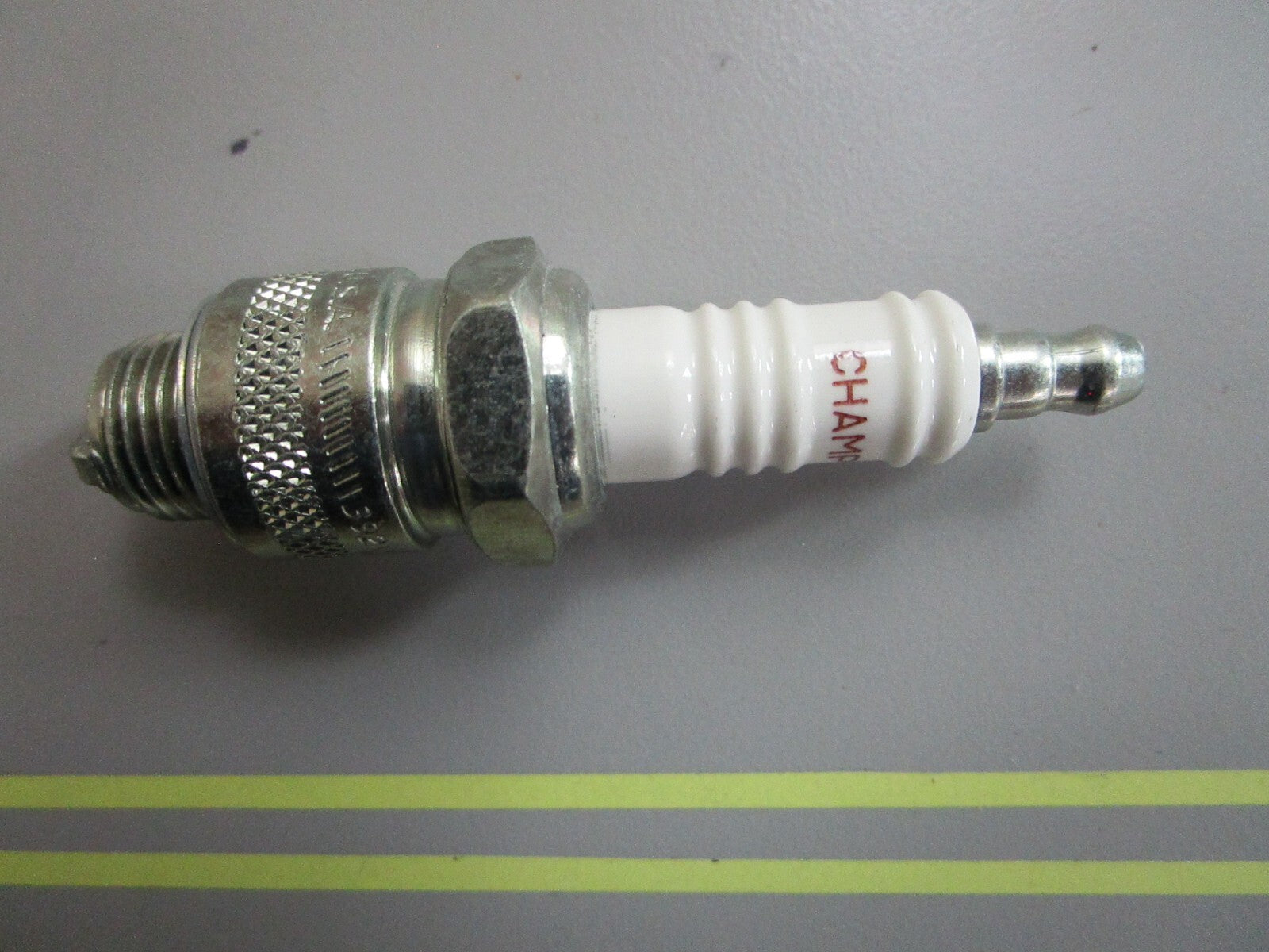 *NEW* 0820 Champion Spark Plug RJ12C