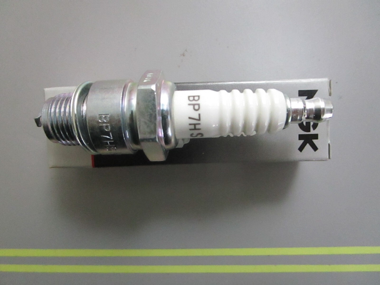 *NEW* 0810 NGK Spark Plug BP7HS