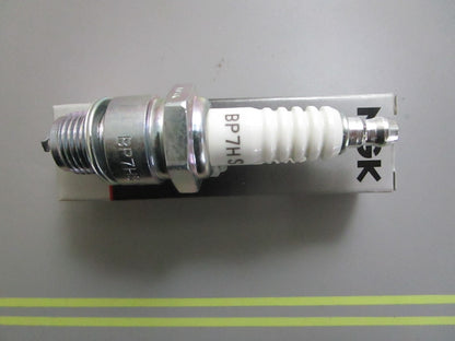 *NEW* 0810 NGK Spark Plug BP7HS