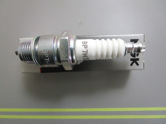 *NEW* 0810 NGK Spark Plug BP7HS