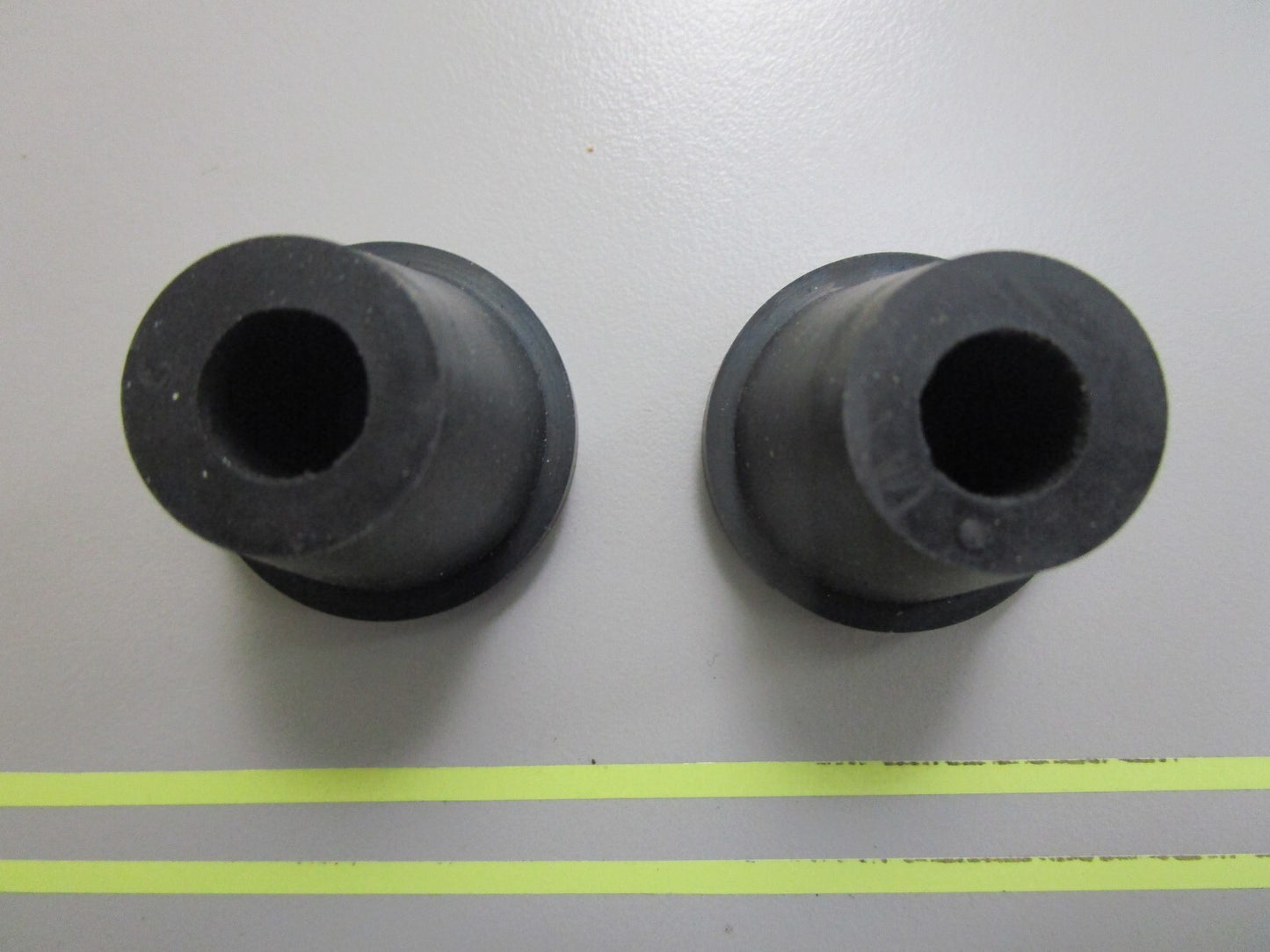 *NEW OEM* (LOT OF 2) 0810 OMC Johnson Evinrude Mount 332413 0332413