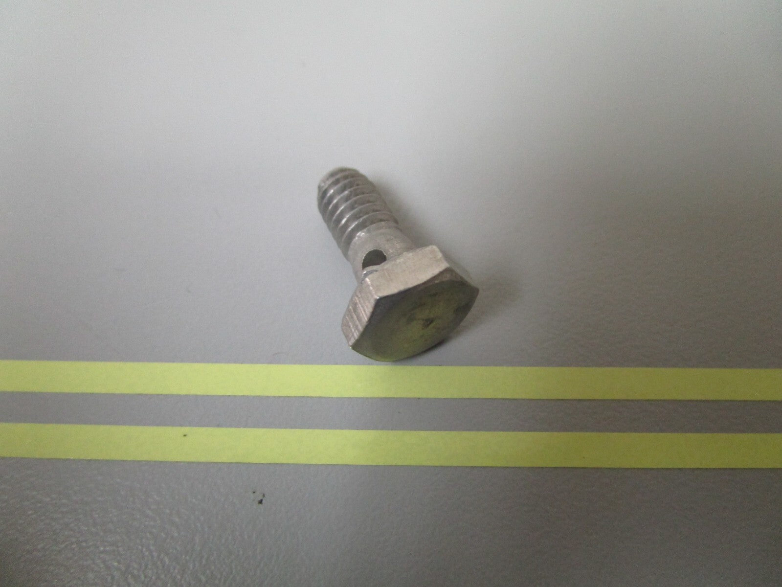 *NEW OEM* 0810 OMC Johnson Evinrude Screw 305401 0305401