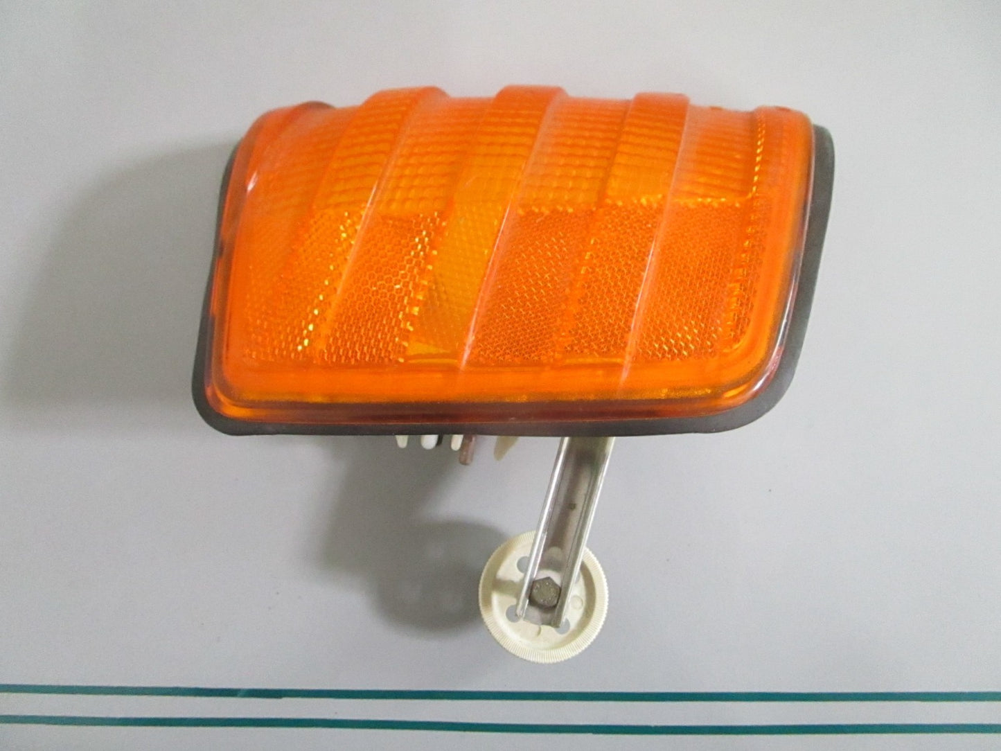 NEW OEM 1305232908 Bosch Right Turn Signal Lens 0820
