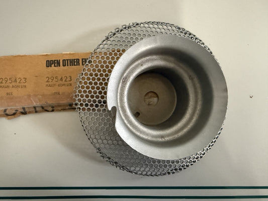 NEW OEM 295423 Briggs & Stratton Pulley & Screen 0820