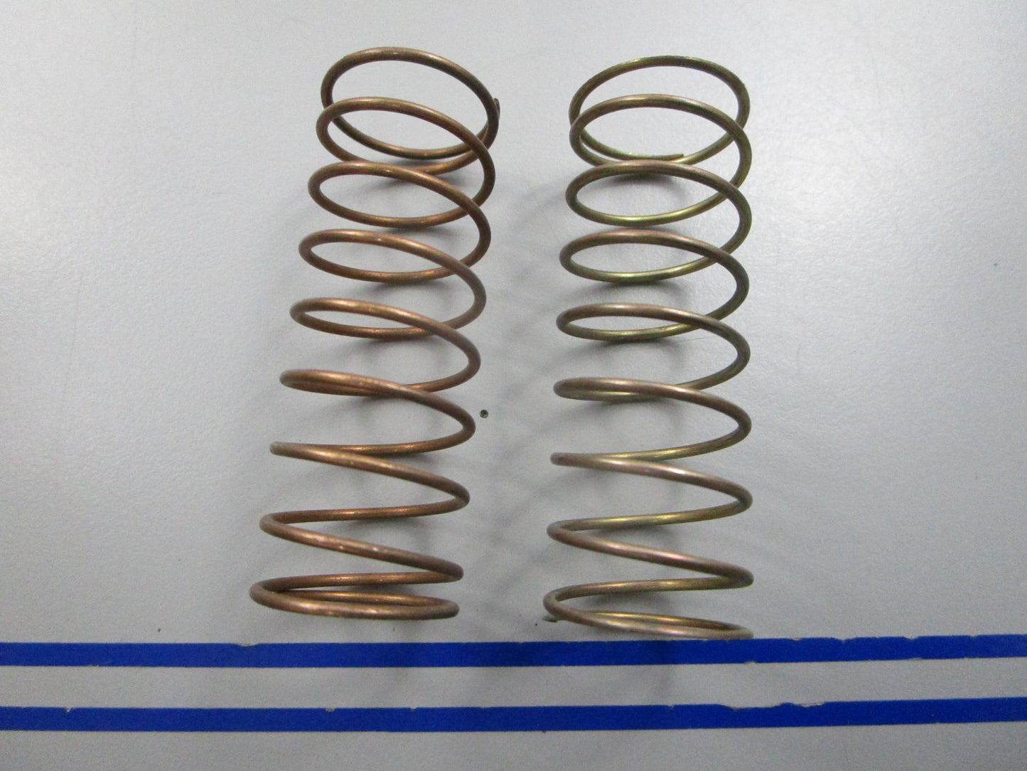 NEW OEM (LOT OF 2) 304499 0304499 OMC Johnson Evinrude Spring 0810