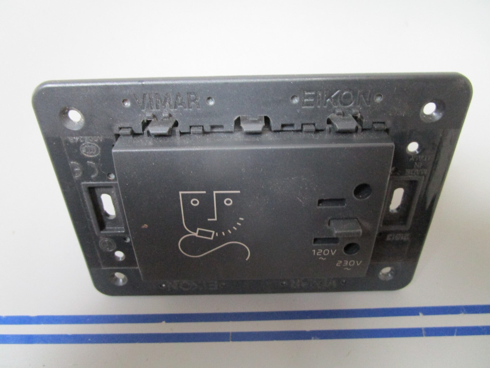 *NEW* 0720 Vimar Eikon PRI 230V Outlet Socket 14290