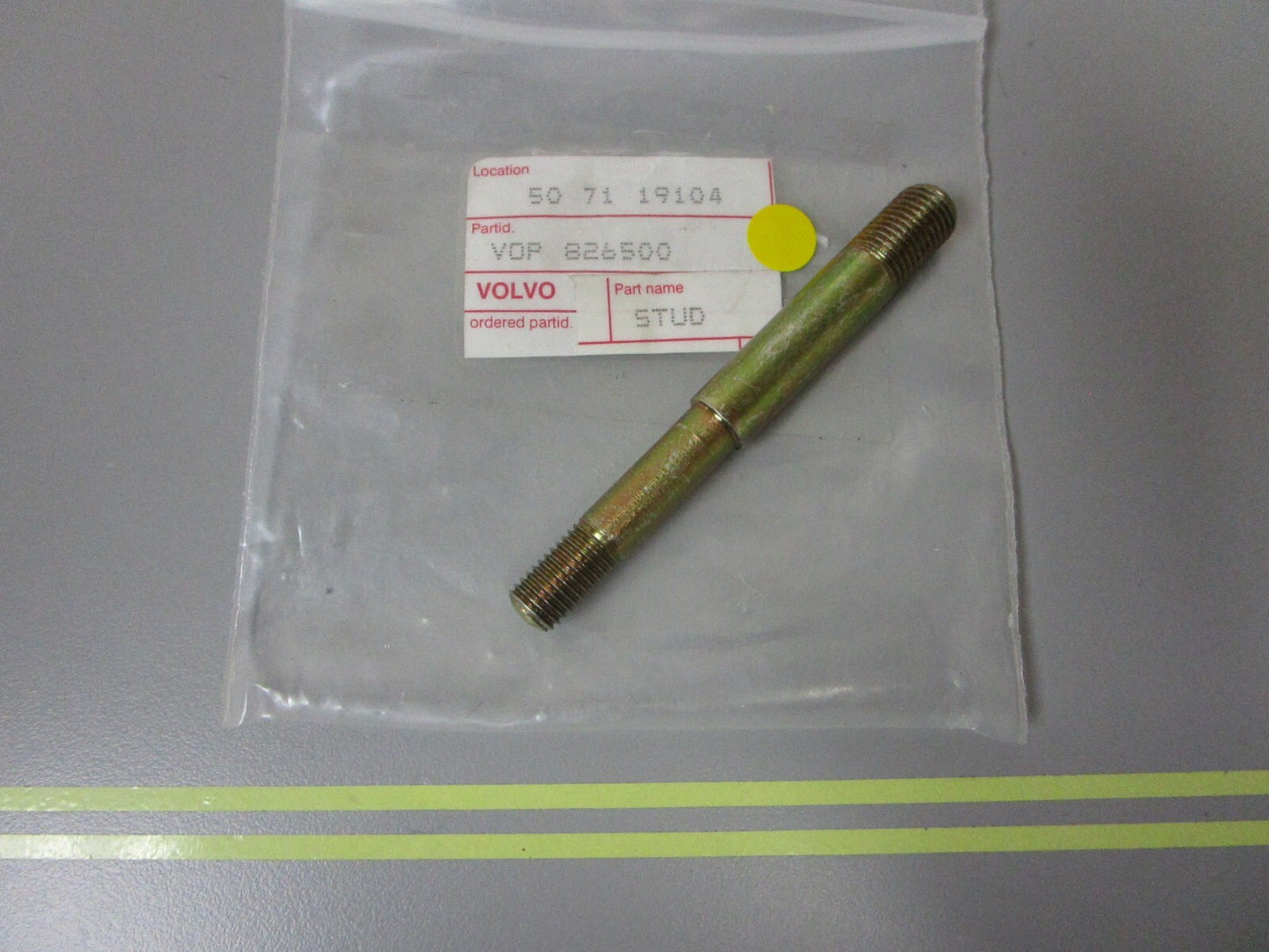 *NEW OEM* 0810 Volvo Penta Stud 826500