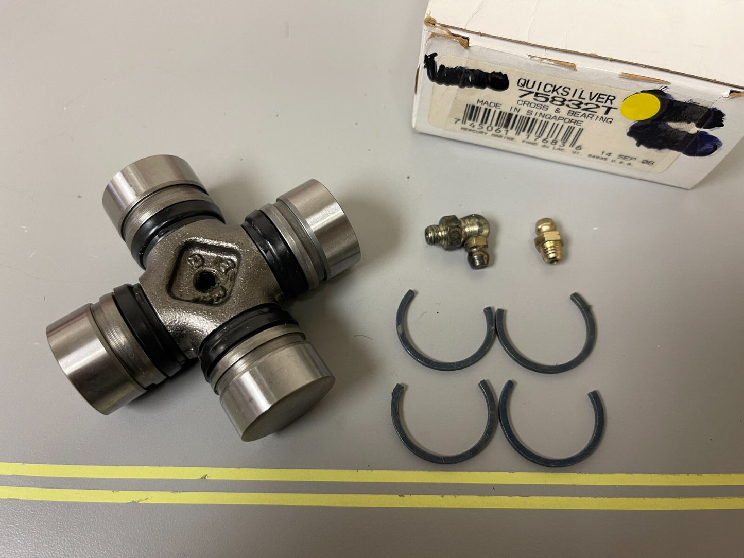 *NEW OEM* 0720 Mercury Quicksilver Cross & Bearing 75832T