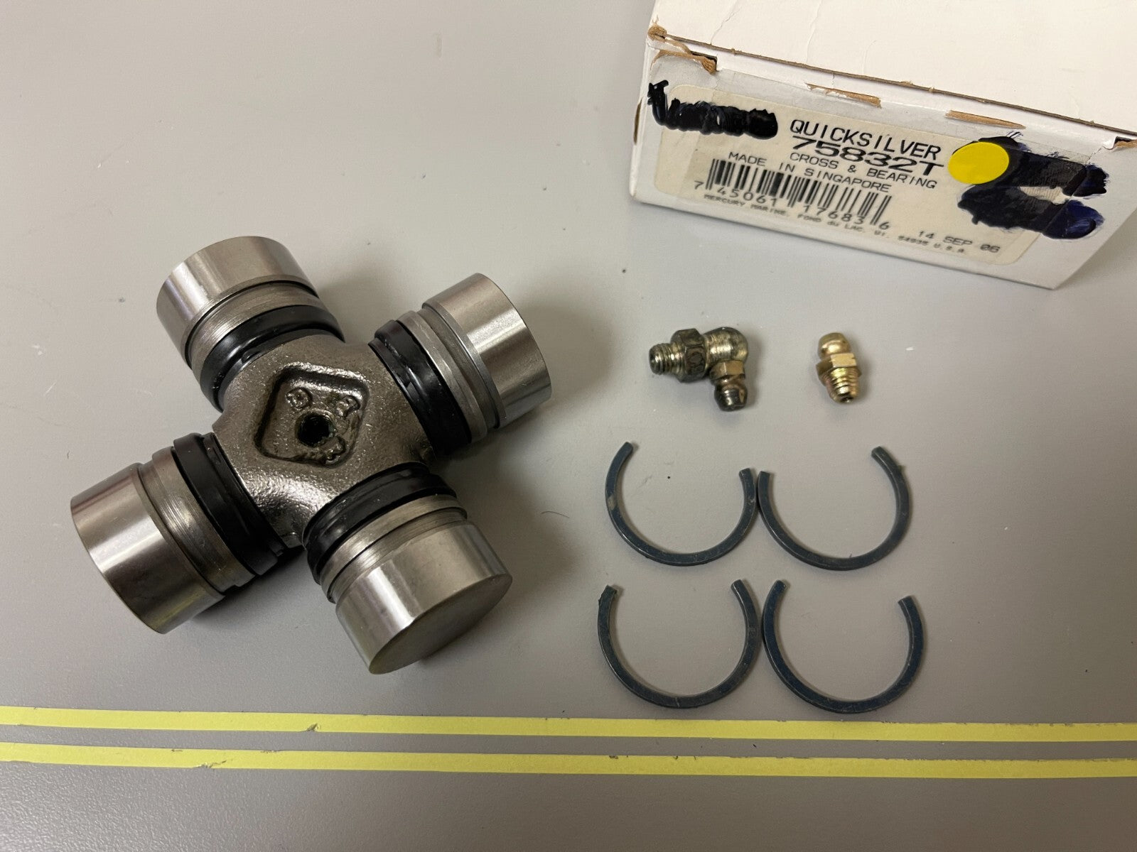 *NEW OEM* 0720 Mercury Quicksilver Cross & Bearing 75832T